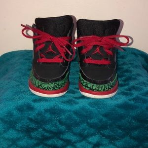 Lightly worn kids 9C Air Jordan...😀